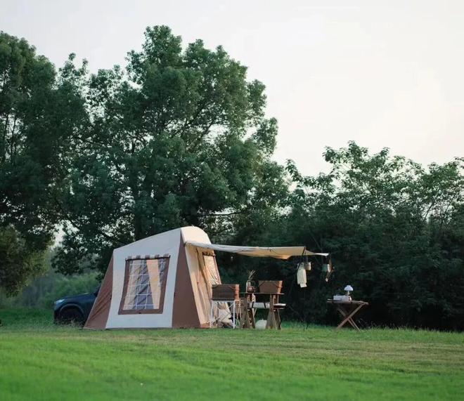 回街头年轻人爱上“自制客房”pg电子游戏网站帐篷从山野扎(图1)