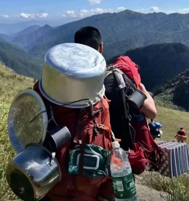 步人登山喜欢带着活鸡？pg模拟器电脑版为何徒(图2)
